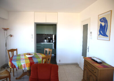 Appartement 2 - Juan-Les-Pins-salle a manger cuisine