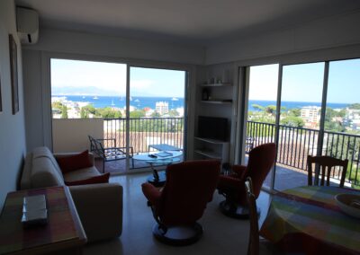 Appartement 2 - Juan-Les-Pins-salon-vue panoramique mer