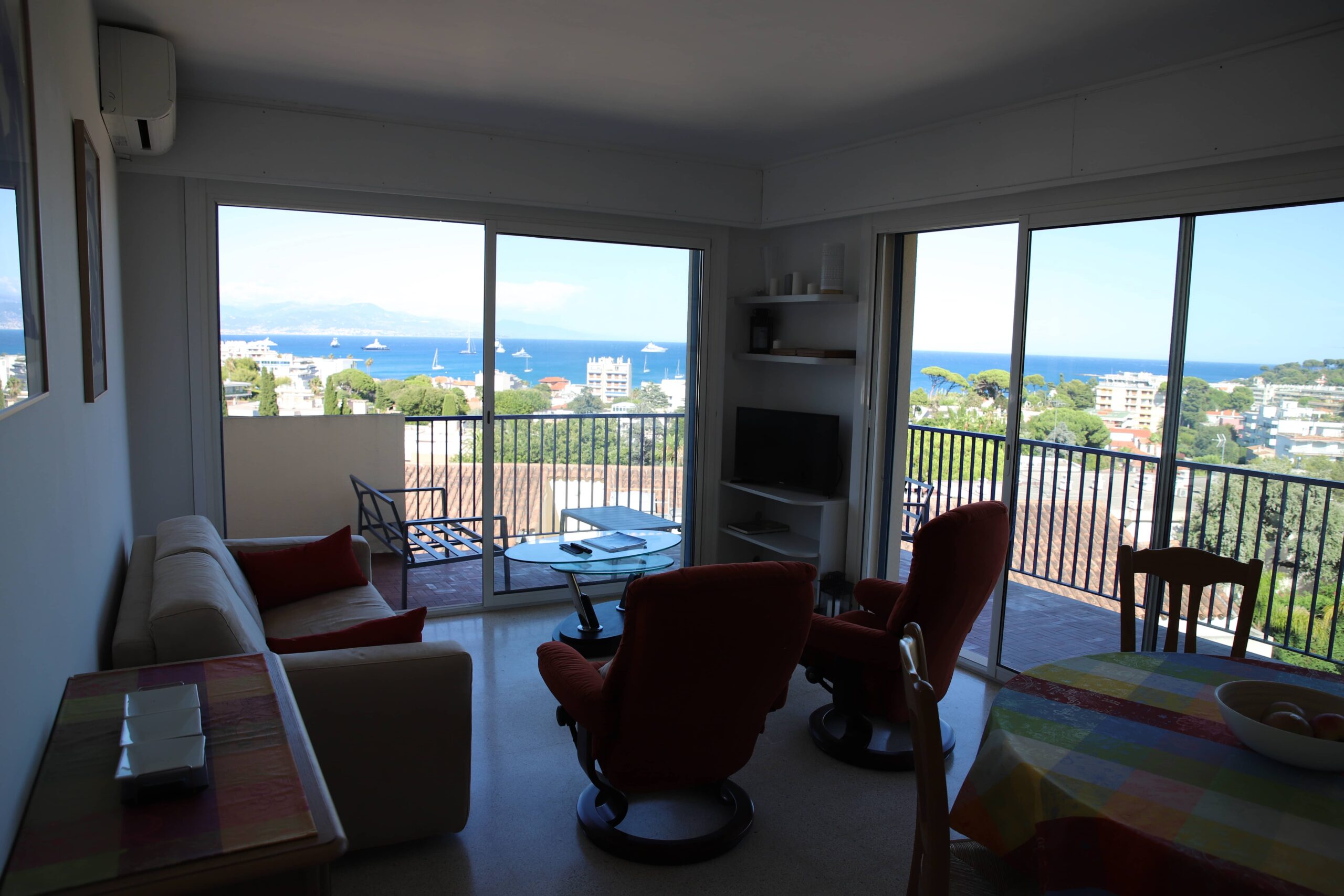 Appartement 2 - Juan-Les-Pins-salon-vue panoramique mer